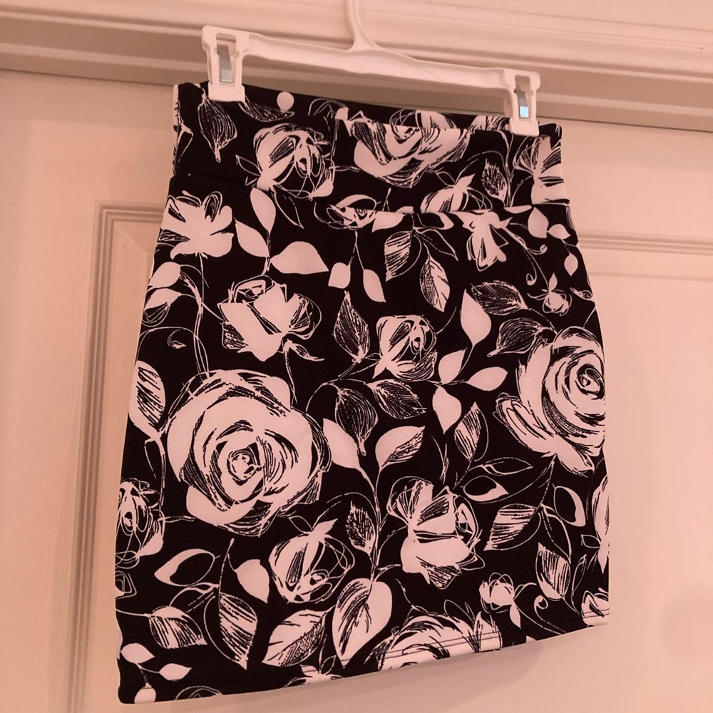 Black/white floral print stretch mini skirt
